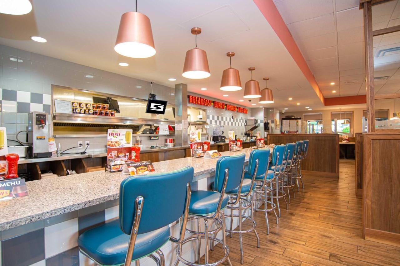 Sandman Hotel & Suites וויליאמס לייק מראה חיצוני תמונה