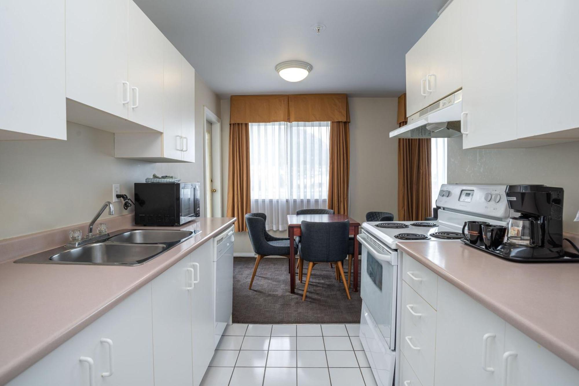 Sandman Hotel & Suites וויליאמס לייק מראה חיצוני תמונה